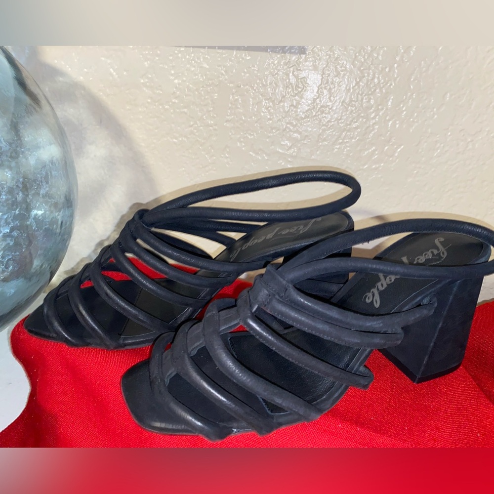 Free People NWOT, these are very cool on, SZ 9